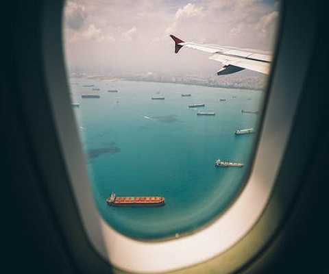 Utsikt från flygplansfönster